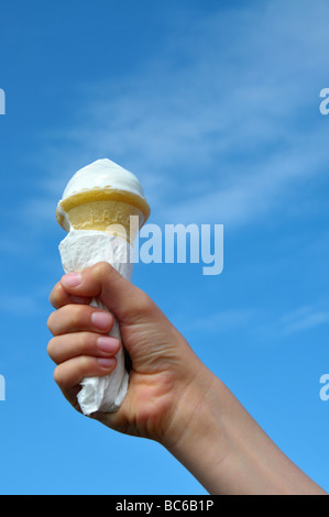 Ein kleiner Junge hält seine Eiswaffel. Stockfoto