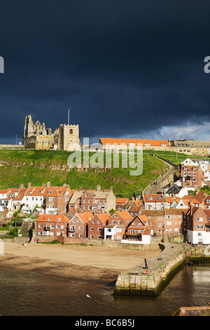 Einen dramatischen Blick von Whitby in North Yorkshire, England, UK. Stockfoto