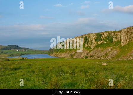 Highshield Klippen und Felsen Lough, Stahl Rigg am Hadrianswall, Northumberland, England UK Stockfoto