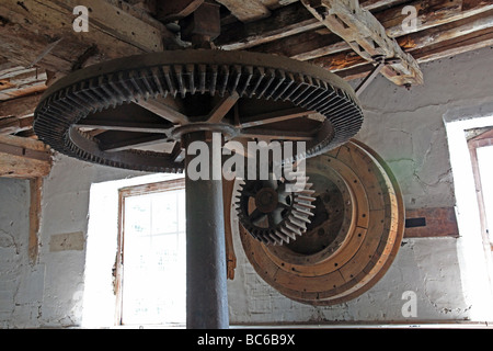 Getriebe Räder in Seite eine Wassermühle. Stockfoto