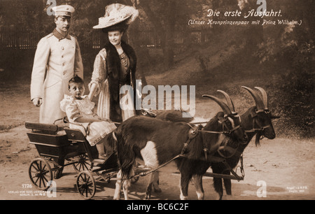 William, 6.5.1882 - 20.7.1951, deutscher Prinz 15.6.1888-9.11.1918, mit Frau Prinzessin Cecilie und Sohn Prinz Wilhelm, Postkarte, 1907, Stockfoto