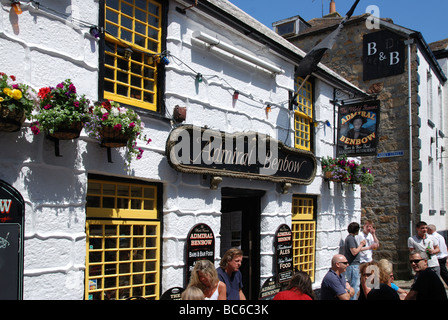 Menschen, die einen Drink vor dem Admiral Benbow Pub in Penzance, Cornwall, uk Stockfoto