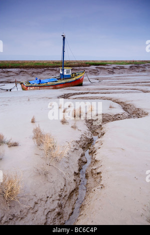 Altes Fischerboot stecken im Schlamm von einer Flussmündung Stockfoto