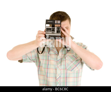 Junger Mann unter Bild mit Polaroid Stockfoto