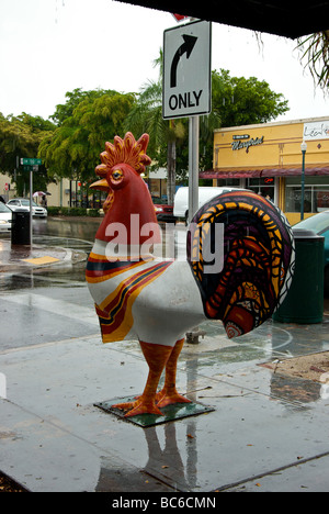 Kubanische Huhn Skulptur an der Calle Ocho Street vor El Pub Restaurant Regentag Little Havanna-Miami Stockfoto