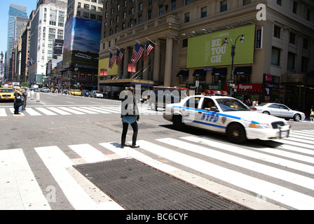 NYPD Polizei Auto stürzt hinunter die Straße in der Nähe von Penn Station in Manhattan Stockfoto