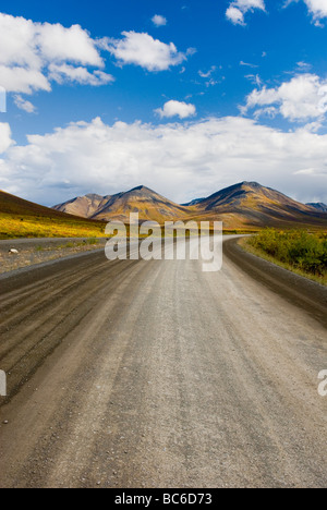 Der Dempster Highway windet sich durch die Ogilvie Mountains Tombstone Territorial Park Yukon Kanada Stockfoto