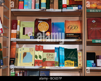 Bibeln zum Verkauf im Buchladen Stockfoto