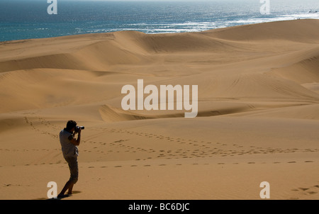 Dünen und Meer entlang der Skelettküste in der Nähe von Swakopmund Namibia Stockfoto