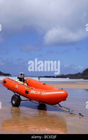 Blick vom Crantock Strand, Cornwall, Blick auf das Meer mit Lifeguard Rescue aufblasbaren Speed-Boot auf Sand im Vordergrund. Stockfoto