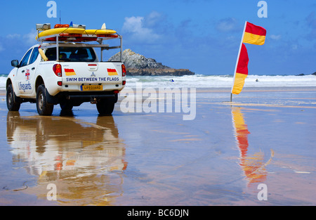 Blick vom Crantock Strand, Cornwall, Blick auf das Meer mit Rettungsschwimmer Pick-up und sicher surfen und Schwimmen Reiseführer Flagge. Stockfoto