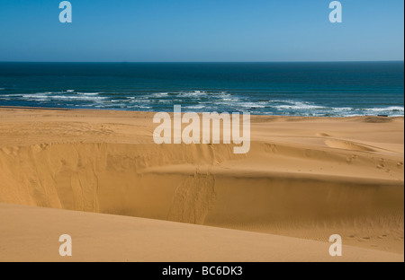 Dünen und Meer entlang der Skelettküste in der Nähe von Swakopmund Namibia Stockfoto