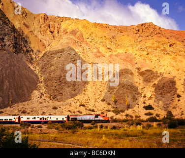 Der Zug der Wolken oder "Tren ein Las Nubes", Klettern durch den Canyon von 7 Farben in Salta, Argentinien. Stockfoto