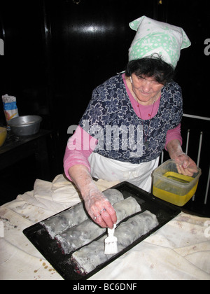 Alte Dame bereitet Apfelstrudel im Cafe Roland Bratislava Slowakei Stockfoto