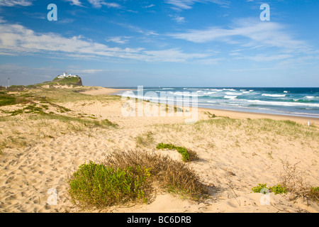 Nobbys Strand mit Nobbys Head Leuchtturm in der Ferne Newcastle NSW Australia Stockfoto