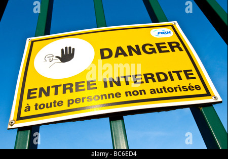 Den Zugang der Öffentlichkeit verboten Warnhinweis auf französischen Wasseraufbereitungsanlage - Indre-et-Loire, Frankreich. Stockfoto