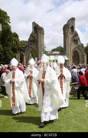 Glastonbury Abbey der Bischof von Ebbsfleet Andrew Burnham führt anglikanische Bischöfe an Glastonbury-Wallfahrt im Juni 2009 Stockfoto