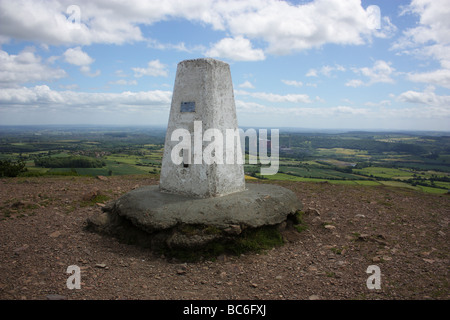 Gipfel von trigonometrischen Punkt auf Wrekin, Shropshire, im Hinblick auf die Ironbridge Powerstation jenseits Stockfoto