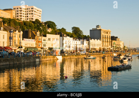 Torquay Hafen Torbay an der englischen Riviera an einem Sommerabend mit Gebäuden im Wasser gespiegelt Stockfoto