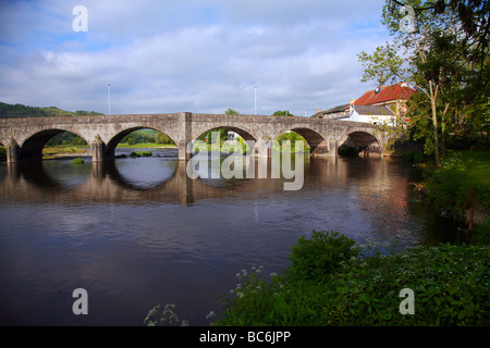 Stein gewölbten Brücke über den Fluss Wye in Builth Wells, ein beliebter Kurort in Mid-Wales Stockfoto