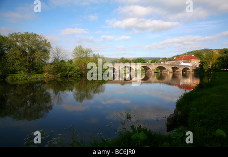 Stein gewölbten Brücke über den Fluss Wye in Builth Wells, ein beliebter Kurort in Mid-Wales Stockfoto