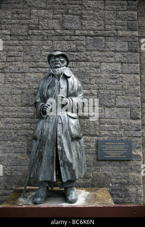 Porthmon - ein Viehtreiber. Eine Statue von einem alten Viehtreiber in den kleinen Markt Stadt Llandovery. Stockfoto