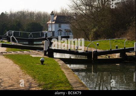 Kanal-Schleusen auf der Marsworth Strecke des Grand Union Canal in der Nähe von Tring Hertfordshire UK geschlossen Stockfoto