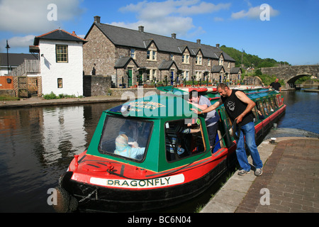 Anlegen einer Exkursion Narrowboat auf der Kanal-Becken in Brecon auf Monmouthshire & Brecon Canal Stockfoto