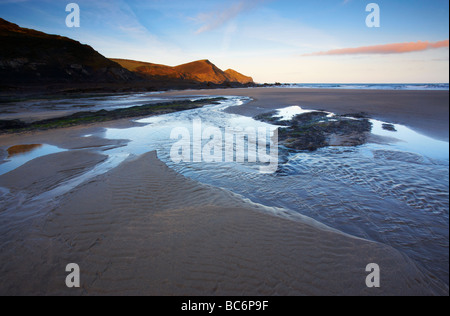 Morgendämmerung am Crackington Hafen an der Nordküste von Cornwall Stockfoto