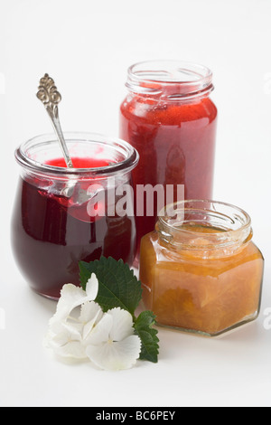 Drei verschiedene Gläser Marmelade- Stockfoto