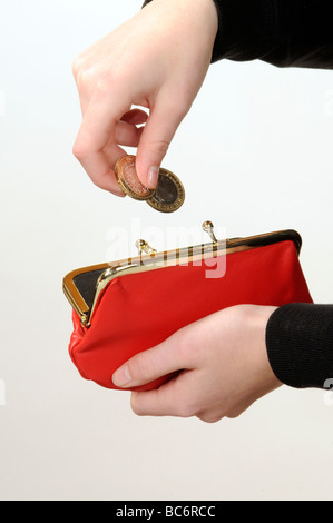 Kind, Geld in ein rotes Leder Tasche zur sicheren Aufbewahrung Stockfoto