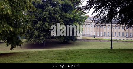 Die Royal Crescent in Bath, England, mit Freiflächen von Rasen und Bäumen Stockfoto
