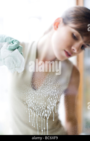 junge Frau waschen windows Stockfoto