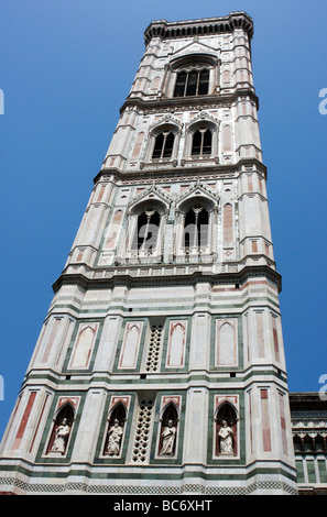 85 Meter hohen Campanile oder Glockenturm von Giotto ist ein elegantes Teil großen Dom, Duomo oder Santa Maria del Fiore in Florenz Stockfoto