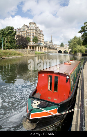 Pulteney Bridge überqueren den Fluss Avon, Bath, ist eine der nur vier Brücken der Welt mit Geschäften über die volle Spannweite Stockfoto