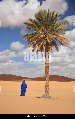 Person im traditionellen marokkanischen dress in Erg Chebbi Wüste, in der Nähe von Merzouga, Marokko Stockfoto