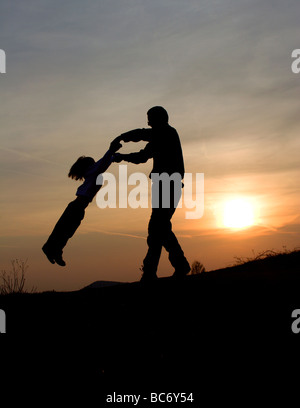 Vater und Tochter - Liebe im Sonnenuntergang Stockfoto
