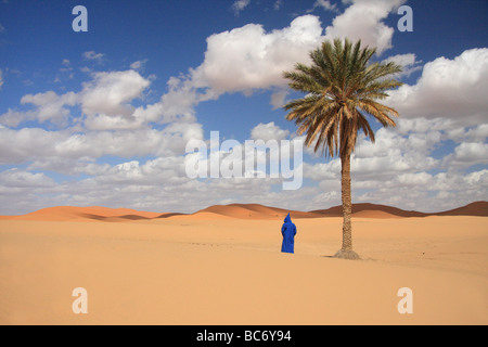 Person trägt traditionelle marokkanische Nonnen in den Erg Chebbi Sanddünen in der Wüste Sahara, in der Nähe von Merzouga, Marokko Stockfoto