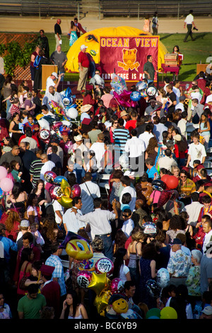 Glücklich Abschluss Gymnasium senior Mix mit Familien und Gönnern nach Outdoor-Abschlussfeier Stockfoto
