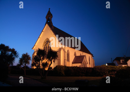 Sonnenuntergang hinter der Dorfkirche in Kilmore Quay, Co. Wexford, Südirland. Stockfoto