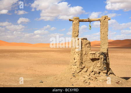 Wasser gut von Erg Chebbi Sanddünen, Sahara Wüste, Merzouga, Süd-Marokko, Nordafrika Stockfoto