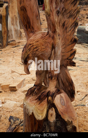 Holz Kunst, Skulptur, Sägemehl, Bildhauer, Holz, Späne, Log, professionell, arbeiten, Kunst, Künstler, Ausschneiden, Kettensäge, Kunstwerke aus grobem Holz Log gemacht. Stockfoto