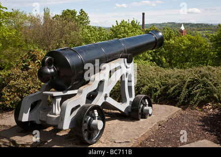 24 Pfünder gusseisernen Blomefield Kanone. Birne-Mühle im Hintergrund. Vernon Park, Stockport, grösseres Manchester, Vereinigtes Königreich. Stockfoto