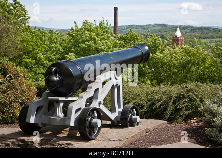 24 Pfünder gusseisernen Blomefield Kanone. Birne-Mühle im Hintergrund. Vernon Park, Stockport, grösseres Manchester, Vereinigtes Königreich. Stockfoto