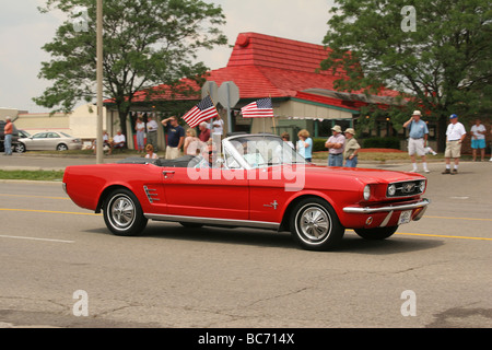 1966 Ford Mustang Auto Autoshow bei Hamilton Ohio Note Papier vor Fenster Stockfoto