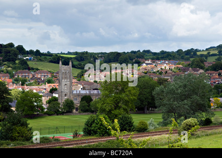 Ländliche Aussicht auf Bruton Stadt verfolgt Somerset, England an feinen Sommertag mit Kirche St. Mary Church und Schiene in schehens Stockfoto