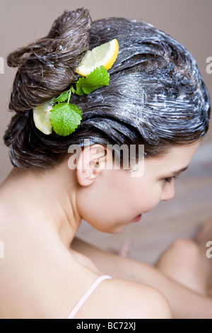 Frau mit Zitronenmelisse Haarmaske Stockfoto