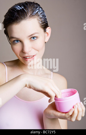 Frau Anwendung Haarmaske Stockfoto
