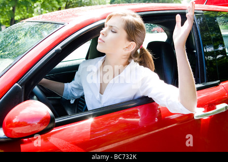 böse Frau Steuerwagen Stockfoto