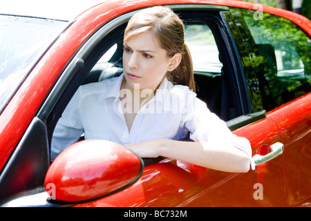 böse Frau Steuerwagen Stockfoto